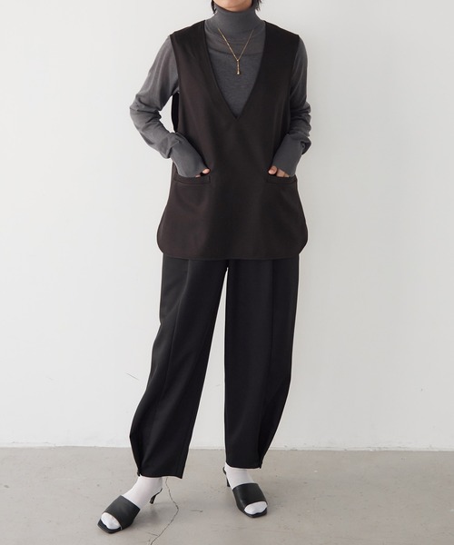 for/c(フォーシー)の「深Vラウンドヘムベスト【サスティナブル】(ベスト・レディース・アイボリー/ブラック・L/M)」の4枚目の写真