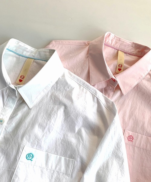 Q（キュー）の「エンブレムベーシックシャツ（シャツ/ブラウス・レディース・ホワイト/ベビーピンク・MEDIUM）」の3枚目の写真