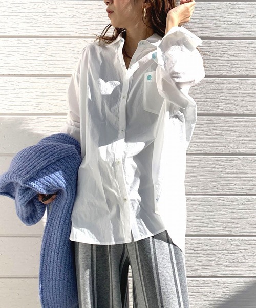 Q（キュー）の「エンブレムベーシックシャツ（シャツ/ブラウス・レディース・ホワイト/ベビーピンク・MEDIUM）」の6枚目の写真