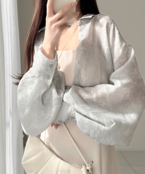 mily bilet（ミウィビレット）の「【mily bilet】甘さの中にモードな雰囲気漂う1枚。ニュアンスシアーボリュームスリーブシャツ（シャツ/ブラウス・レディース・オフホワイト/グレー/グリーン・X-LARGE/SMALL/MEDIUM/LARGE）」の2枚目の写真