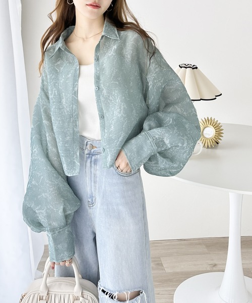mily bilet（ミウィビレット）の「【mily bilet】甘さの中にモードな雰囲気漂う1枚。ニュアンスシアーボリュームスリーブシャツ（シャツ/ブラウス・レディース・オフホワイト/グレー/グリーン・X-LARGE/SMALL/MEDIUM/LARGE）」の5枚目の写真