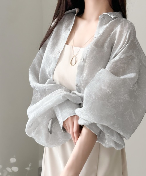 mily bilet（ミウィビレット）の「【mily bilet】甘さの中にモードな雰囲気漂う1枚。ニュアンスシアーボリュームスリーブシャツ（シャツ/ブラウス・レディース・オフホワイト/グレー/グリーン・X-LARGE/SMALL/MEDIUM/LARGE）」の11枚目の写真