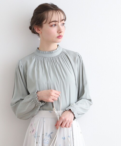 couture brooch（クチュールブローチ）の「◆【前後2WAY】フリルネックシャーリングブラウス（シャツ/ブラウス・レディース・サンドベージュ/オフホワイト/ホワイト系3/グリーン系・40/42/38/36）」の4枚目の写真