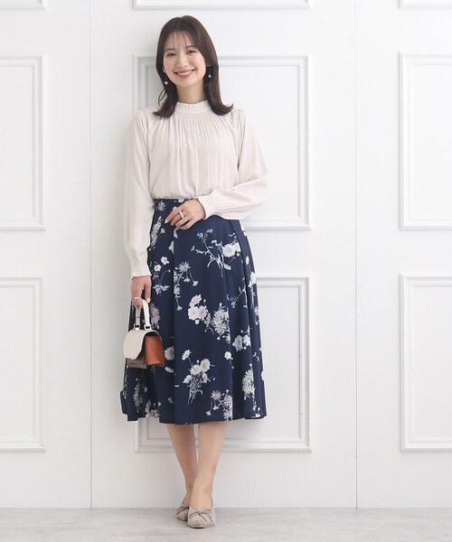 couture brooch（クチュールブローチ）の「◆【前後2WAY】フリルネックシャーリングブラウス（シャツ/ブラウス・レディース・サンドベージュ/オフホワイト/ホワイト系3/グリーン系・40/42/38/36）」の6枚目の写真