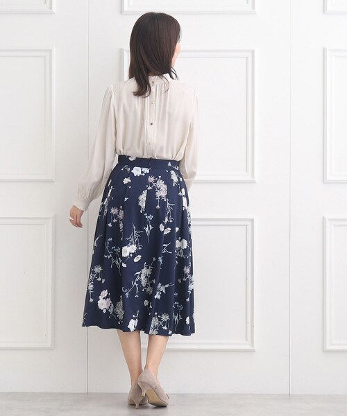 couture brooch（クチュールブローチ）の「◆【前後2WAY】フリルネックシャーリングブラウス（シャツ/ブラウス・レディース・サンドベージュ/オフホワイト/ホワイト系3/グリーン系・40/42/38/36）」の8枚目の写真