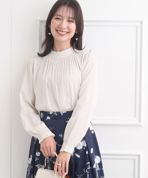 couture brooch（クチュールブローチ）の「◆【前後2WAY】フリルネックシャーリングブラウス（シャツ/ブラウス・レディース・サンドベージュ/オフホワイト/ホワイト系3/グリーン系・40/42/38/36）」の9枚目の写真