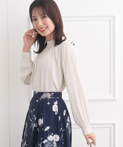 couture brooch（クチュールブローチ）の「◆【前後2WAY】フリルネックシャーリングブラウス（シャツ/ブラウス・レディース・サンドベージュ/オフホワイト/ホワイト系3/グリーン系・40/42/38/36）」の10枚目の写真