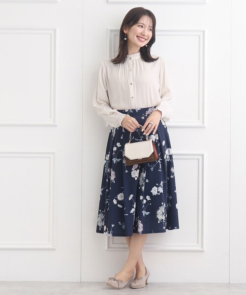 couture brooch（クチュールブローチ）の「◆【前後2WAY】フリルネックシャーリングブラウス（シャツ/ブラウス・レディース・サンドベージュ/オフホワイト/ホワイト系3/グリーン系・40/42/38/36）」の12枚目の写真