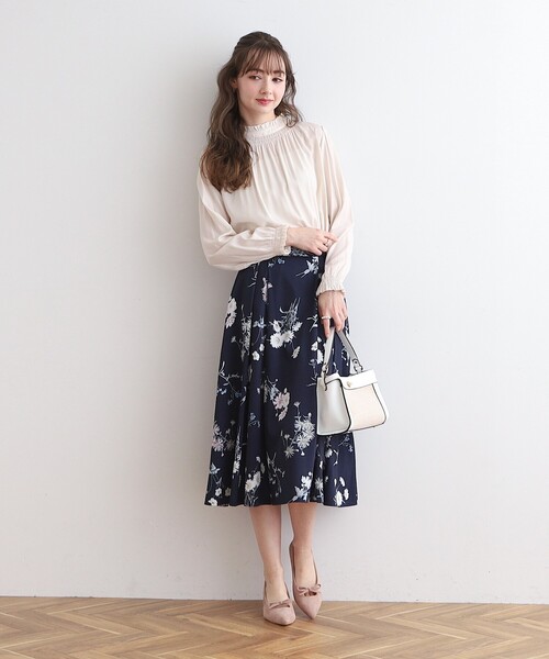 couture brooch（クチュールブローチ）の「◆【前後2WAY】フリルネックシャーリングブラウス（シャツ/ブラウス・レディース・サンドベージュ/オフホワイト/ホワイト系3/グリーン系・40/42/38/36）」の14枚目の写真