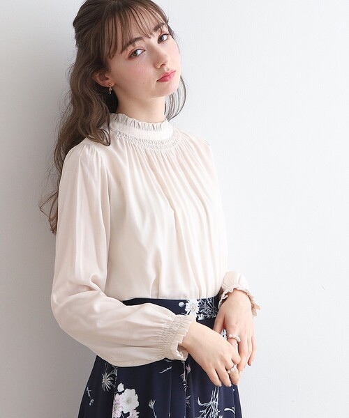 couture brooch（クチュールブローチ）の「◆【前後2WAY】フリルネックシャーリングブラウス（シャツ/ブラウス・レディース・サンドベージュ/オフホワイト/ホワイト系3/グリーン系・40/42/38/36）」の15枚目の写真