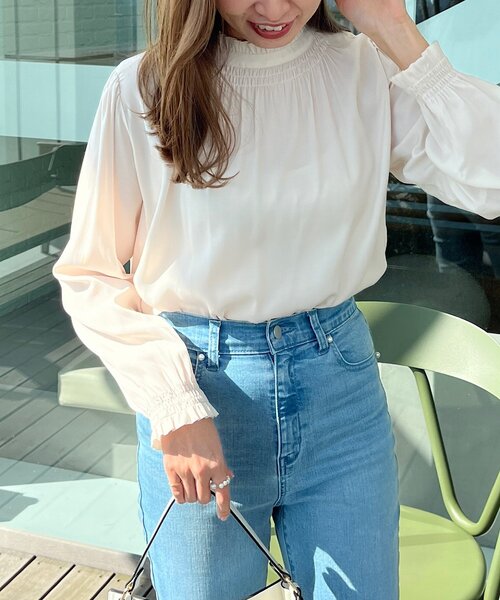 couture brooch（クチュールブローチ）の「◆【前後2WAY】フリルネックシャーリングブラウス（シャツ/ブラウス・レディース・サンドベージュ/オフホワイト/ホワイト系3/グリーン系・40/42/38/36）」の20枚目の写真