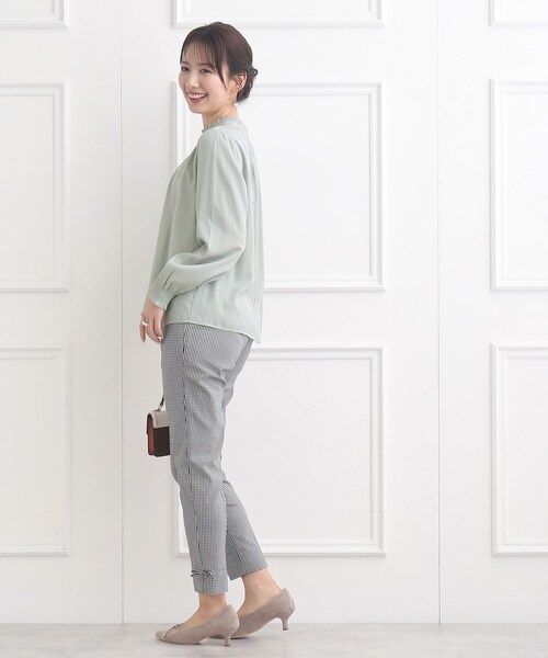 couture brooch（クチュールブローチ）の「◆【前後2WAY】フリルネックシャーリングブラウス（シャツ/ブラウス・レディース・サンドベージュ/オフホワイト/ホワイト系3/グリーン系・40/42/38/36）」の22枚目の写真