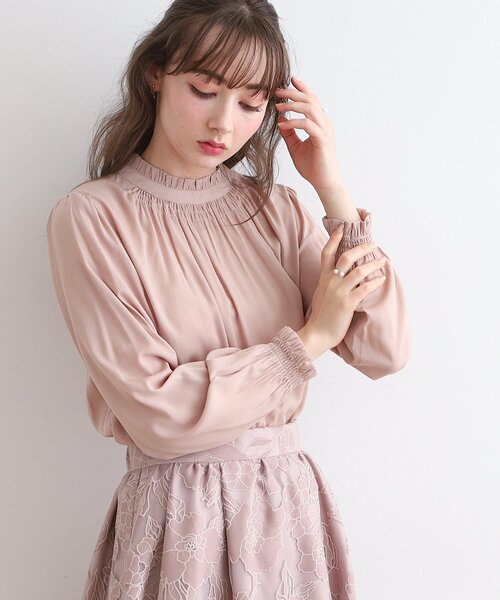 couture brooch（クチュールブローチ）の「◆【前後2WAY】フリルネックシャーリングブラウス（シャツ/ブラウス・レディース・サンドベージュ/オフホワイト/ホワイト系3/グリーン系・40/42/38/36）」の3枚目の写真