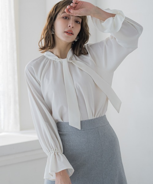 ketty(ケティ)の「フィブリルサテンボウタイブラウス ≪洗濯機で洗える≫(シャツ/ブラウス・レディース・パープル/オフホワイト/ブラック・M)」の1枚目の写真