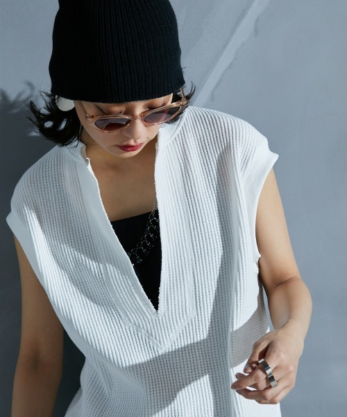 GEVS.(ジェイヴィス)の「<大きいサイズ> 綿100%キーネックノースリーブカットソー GEVS.(Tシャツ/カットソー・レディース・ブラック/オレンジ/オフホワイト・5L/4L/3L/LL/L)」の2枚目の写真