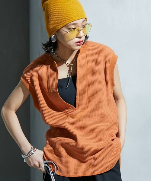 GEVS.(ジェイヴィス)の「<大きいサイズ> 綿100%キーネックノースリーブカットソー GEVS.(Tシャツ/カットソー・レディース・ブラック/オレンジ/オフホワイト・5L/4L/3L/LL/L)」の1枚目の写真