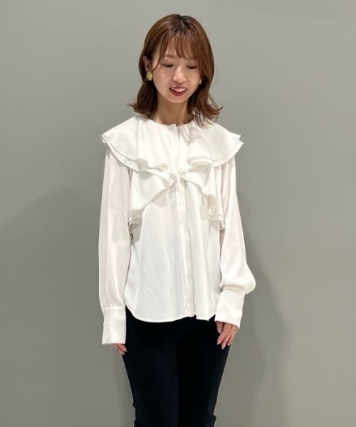 JILL STUART（ジルスチュアート）の「◆サテンアムンゼンラッフルブラウス（シャツ/ブラウス・レディース・ネイビー/ホワイト・MEDIUM/SMALL）」の4枚目の写真