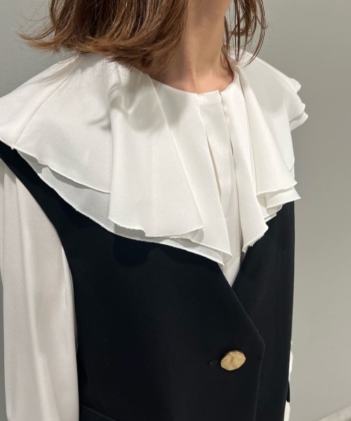 JILL STUART（ジルスチュアート）の「◆サテンアムンゼンラッフルブラウス（シャツ/ブラウス・レディース・ネイビー/ホワイト・MEDIUM/SMALL）」の5枚目の写真