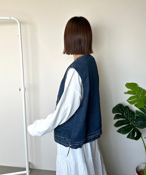 CRB(シーアールビー)の「裾ドロストデニムベスト(ベスト・レディース・インディゴブルー/ブルー・F)」の6枚目の写真