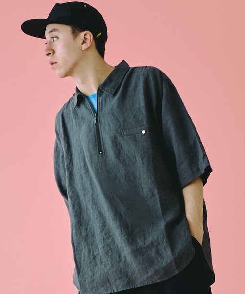 Universal Style Wear(ユニバーサルスタイルウェア)の「Universal Style Wear パッカーリング ハーフジップ コットンリネン シャツ(シャツ/ブラウス・メンズ・スミクロ/ベージュ/オレンジ/グリーン・MEDIUM/LARGE/X-LARGE)」の3枚目の写真