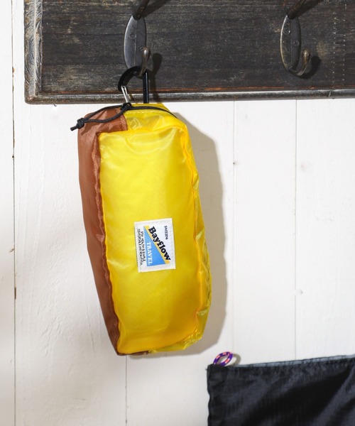 COBMASTER（コブマスター）の「【Cobmaster（コブマスター）×BAYFLOW】[細長いものの収納に便利]スクエアポーチ（ポーチ・レディース・イエロー/ホワイト/ピンク/ライトブルー/ブラック・0）」の4枚目の写真