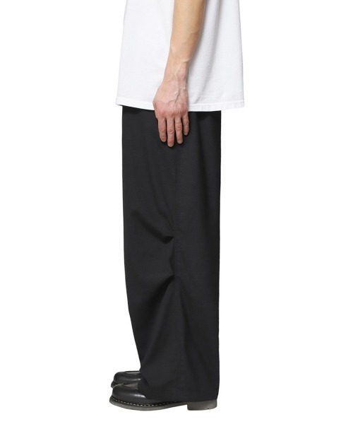 marka（マーカ）の「marka / マーカ：KNEE TUCK PANTS - TUMBLED WOOL TROPICAL -：M24A-08PT02C[COR]（その他パンツ・メンズ・ブラック・1/2）」の3枚目の写真