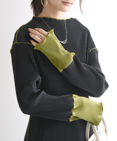 and it_（アンドイット）の「袖配色プリーツトップス（Tシャツ/カットソー・レディース・ライトグリーン/グレー/ブラウン/ブラック系1/ブラック系2/ライトブルー/ベージュ/キナリ・S-M/M-L）」の3枚目の写真