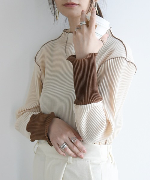 and it_（アンドイット）の「袖配色プリーツトップス（Tシャツ/カットソー・レディース・ライトグリーン/グレー/ブラウン/ブラック系1/ブラック系2/ライトブルー/ベージュ/キナリ・S-M/M-L）」の2枚目の写真