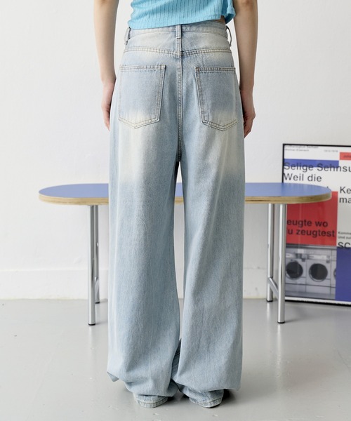UNE MANSION(ユヌマンション)の「【男女兼用/UNISEX】(ダボっとしたシルエットで裾を引きずりスタイリッシュな着用おすすめ)ビンテージウォッシングダメージワイドデニムパンツ(デニムパンツ・レディース・ライトブルー/ブラック/ブルー系その他2/ブルー系その他・X-LARGE/SMALL/MEDIUM/LARGE)」の22枚目の写真