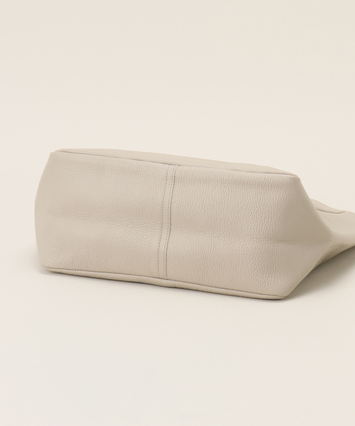 IENA（イエナ）の「【YOUNG&OLSEN/ヤングアンドオルセン】EMBOSSED LEATHER TOTE M トートバッグ（トートバッグ・レディース・ベージュ・FREE）」の4枚目の写真