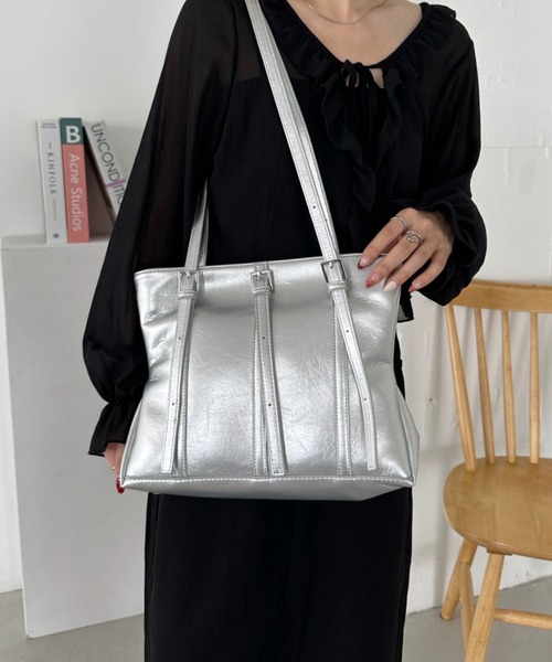 CLEA（クレア）の「スリムベルトPUトートバッグ（トートバッグ・レディース・アイボリー/ブラック/シルバー・FREE）」の3枚目の写真