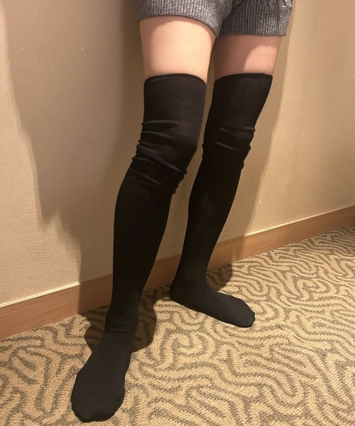CEMONEMO(セモネモ)の「2way シースルー 切り替え リブ ニーハイソックス(ソックス/靴下・レディース・クリーム/ブラック/チャコール・FREE)」の11枚目の写真