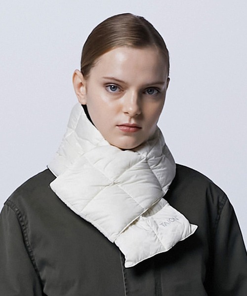 TAION（タイオン）の「【TAION(タイオン)】〈グッズ〉ベーシック ダウンマフラー（マフラー・メンズ・バーガンディー/ベージュ系1/チャコールグレー/キャメル/パープル/ダークオリーブ/ブラック/レモンイエロー/ダークグリーン/チョコ/ライトブルー/ミント/ネイビー系6/ベージュ/ラベンダー/グリーン系その他2/ダークグリーン系/ブラック系3/オレンジ/ブラウン系1/オリーブ/レオパード/ダークパープル/サンドベージュ/ライム/オフホワイト/グレー/ライトグレー/ダークネイビー/チャコール/カーキ/レッド系その他7/ブラック系その他3/その他9/ベージュ系4/ベージュ系5/ブルー系その他/ネイビー/その他8・ONESIZE）」の2枚目の写真