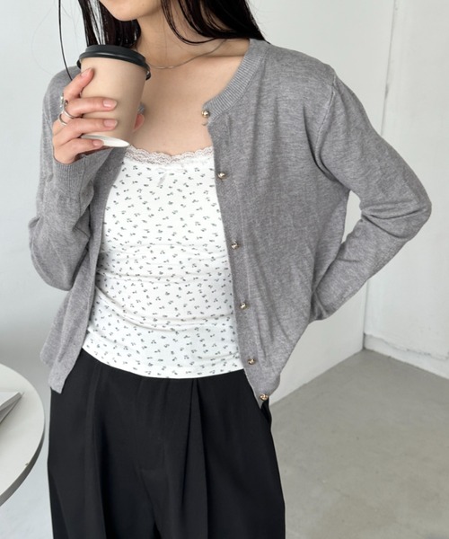 CLEA（クレア）の「クルーネックゴールドボタンニットカーディガン（カーディガン/ボレロ・レディース・グレー/ブラック/アイボリー/レッド/ピンク/ホワイト/イエロー/ブラウン/グリーン・FREE）」の4枚目の写真