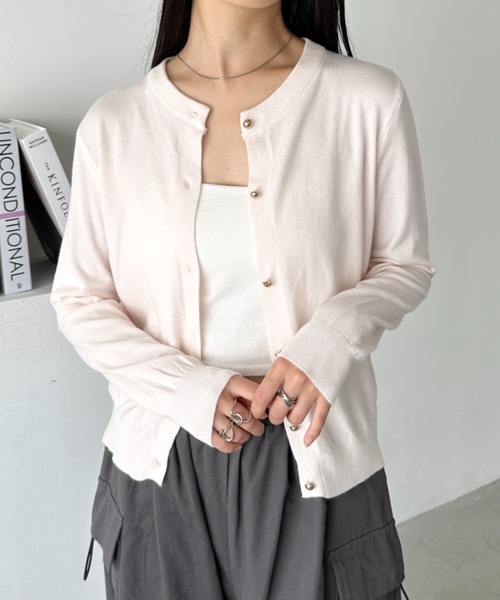 CLEA（クレア）の「クルーネックゴールドボタンニットカーディガン（カーディガン/ボレロ・レディース・グレー/ブラック/アイボリー/レッド/ピンク/ホワイト/イエロー/ブラウン/グリーン・FREE）」の8枚目の写真