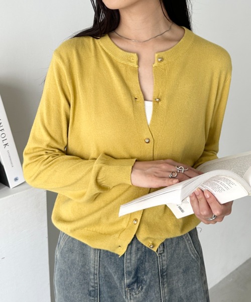 CLEA（クレア）の「クルーネックゴールドボタンニットカーディガン（カーディガン/ボレロ・レディース・グレー/ブラック/アイボリー/レッド/ピンク/ホワイト/イエロー/ブラウン/グリーン・FREE）」の7枚目の写真