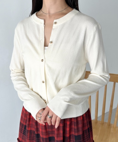 CLEA（クレア）の「クルーネックゴールドボタンニットカーディガン（カーディガン/ボレロ・レディース・グレー/ブラック/アイボリー/レッド/ピンク/ホワイト/イエロー/ブラウン/グリーン・FREE）」の3枚目の写真