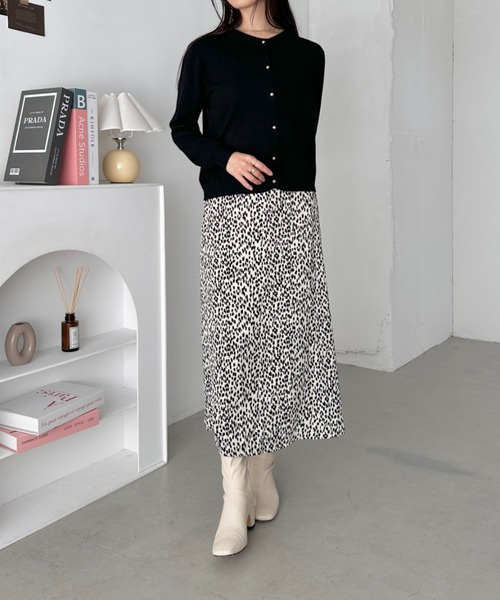 CLEA（クレア）の「クルーネックゴールドボタンニットカーディガン（カーディガン/ボレロ・レディース・グレー/ブラック/アイボリー/レッド/ピンク/ホワイト/イエロー/ブラウン/グリーン・FREE）」の14枚目の写真