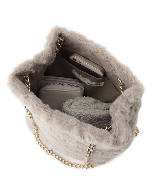 SHOO・LA・RUE（シューラルー）の「◆フェイクファーキルトショルダー（ショルダーバッグ・レディース・ブラック/ナチュラル/グレー・00）」の10枚目の写真