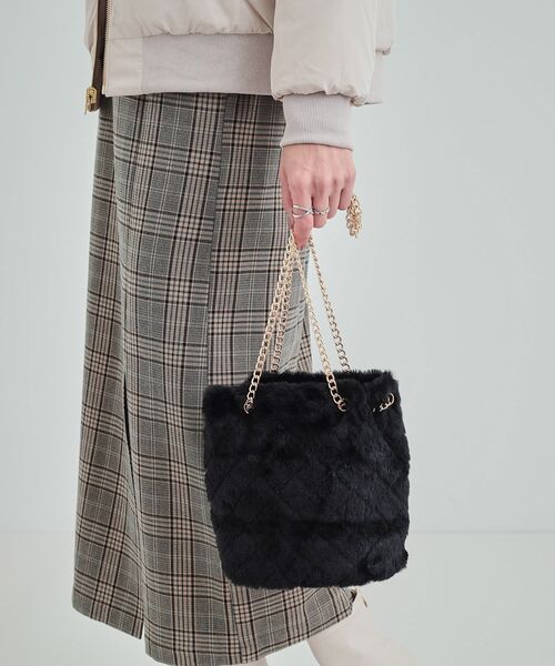 SHOO・LA・RUE（シューラルー）の「◆フェイクファーキルトショルダー（ショルダーバッグ・レディース・ブラック/ナチュラル/グレー・00）」の12枚目の写真