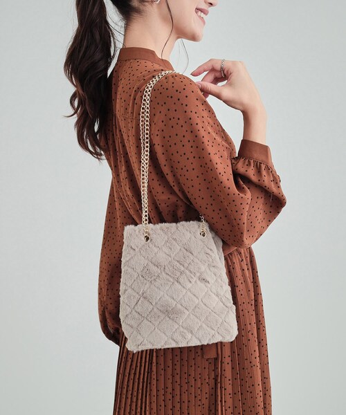 SHOO・LA・RUE（シューラルー）の「◆フェイクファーキルトショルダー（ショルダーバッグ・レディース・ブラック/ナチュラル/グレー・00）」の14枚目の写真