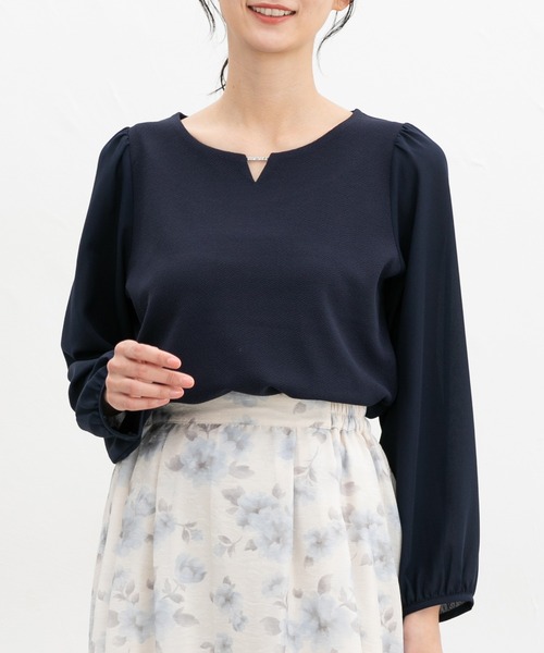 Honeys(ハニーズ)の「ラインストーン付トップス(Tシャツ/カットソー・レディース・グレイッシュブルー/アイボリー/グレイッシュベージュ/ピンク系その他/ネイビー・3L/L/LL/M/S)」の1枚目の写真