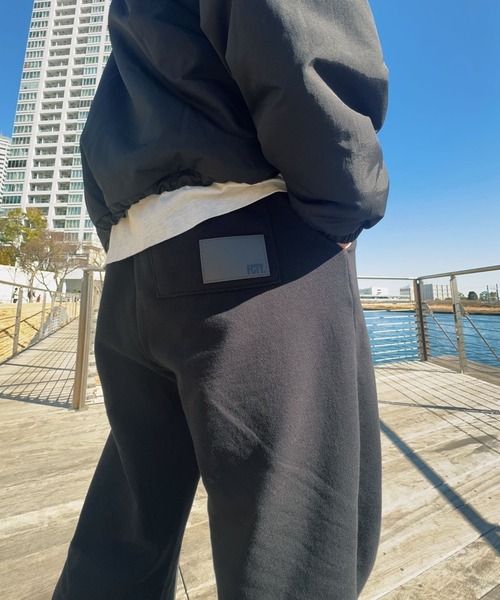 FCTY.（エフシーティーワイ）の「ヘビーオンススウェットパンツ／レザーパッチ付き × ワイドシルエット（スウェットパンツ・メンズ・ブラック/グレー・MEDIUM/LARGE）」の5枚目の写真