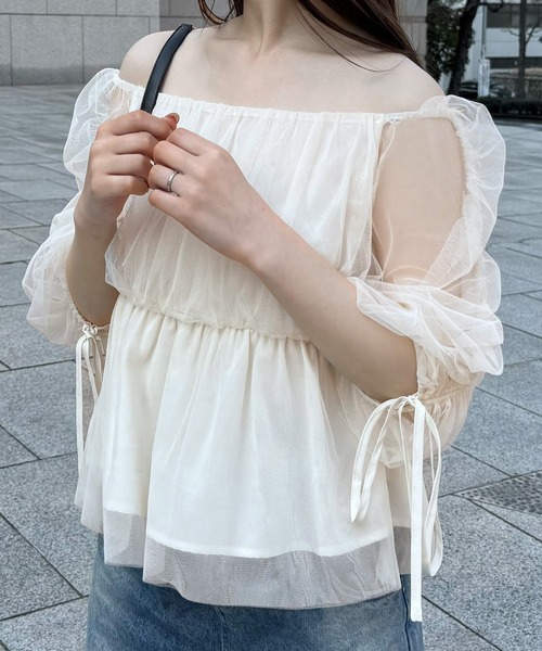 junoah(ジュノア)の「オフショルドロストチュールブラウス(シャツ/ブラウス・レディース・ホワイト/ブラック/クリーム・SMALL/MEDIUM/LARGE)」の3枚目の写真