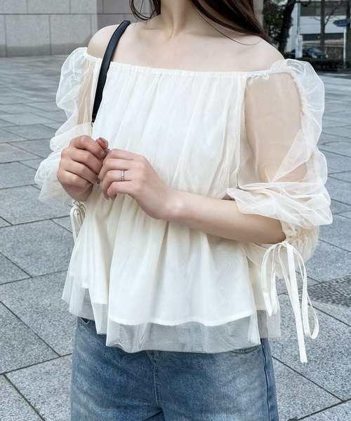 junoah(ジュノア)の「オフショルドロストチュールブラウス(シャツ/ブラウス・レディース・ホワイト/ブラック/クリーム・SMALL/MEDIUM/LARGE)」の5枚目の写真