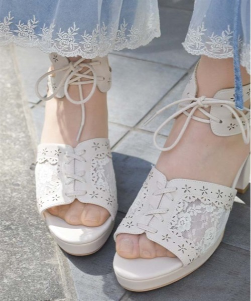 axes femme（アクシーズファム）の「カットワークレースサンダル（サンダル・レディース・ブラック/ダークブラウン/キナリ・MEDIUM/LARGE）」の2枚目の写真