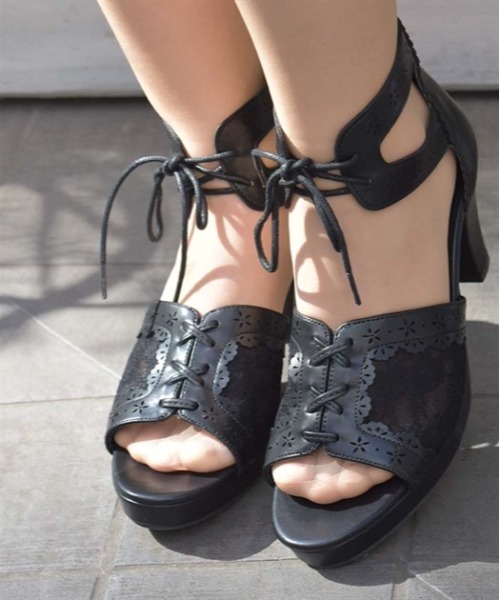 axes femme（アクシーズファム）の「カットワークレースサンダル（サンダル・レディース・ブラック/ダークブラウン/キナリ・MEDIUM/LARGE）」の3枚目の写真