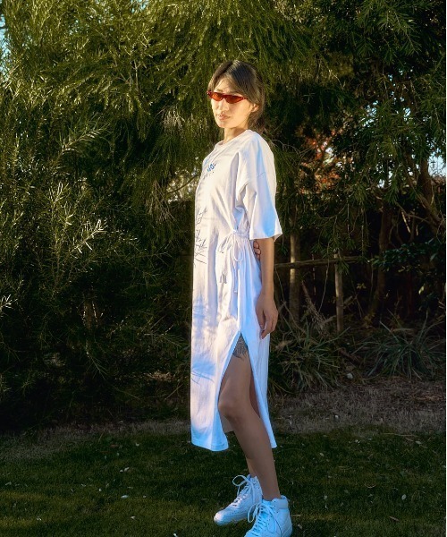 RVCA(ルーカ)の「RVCA レディース MAXI TEE DRESS ワンピース 【2025年春夏モデル】/ルーカバックプリントTシャツワンピース(ワンピース・レディース・ブラック/ホワイト・SMALL/MEDIUM/LARGE)」の2枚目の写真