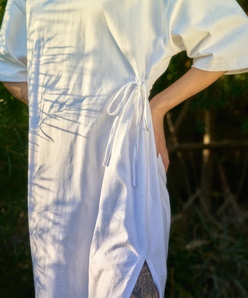 RVCA(ルーカ)の「RVCA レディース MAXI TEE DRESS ワンピース 【2025年春夏モデル】/ルーカバックプリントTシャツワンピース(ワンピース・レディース・ブラック/ホワイト・SMALL/MEDIUM/LARGE)」の10枚目の写真