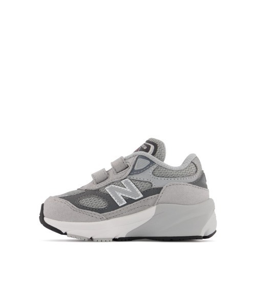 Kinetics(キネティクス)の「New Balance 990v6 Hook and Loop(ニューバランス 990v6 フック アンド ループ)(スニーカー・キッズ・ブラック/グレー系・15.0cm/16.0cm/15.5cm/14.0cm/16.5cm/14.5cm)」の6枚目の写真